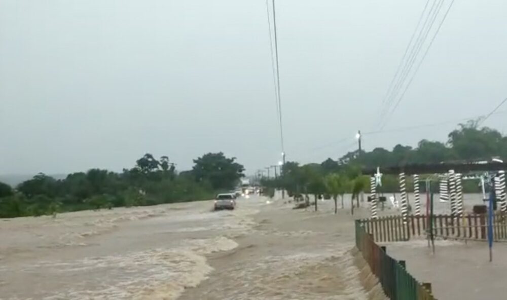 TENSÃO! Famílias precisam deixar casas após rodovia ser destruída durante enchente em Axixá; assista o vídeo