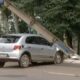 Motorista bate em poste e deixa mais de 500 casas sem energia no centro de Palmas