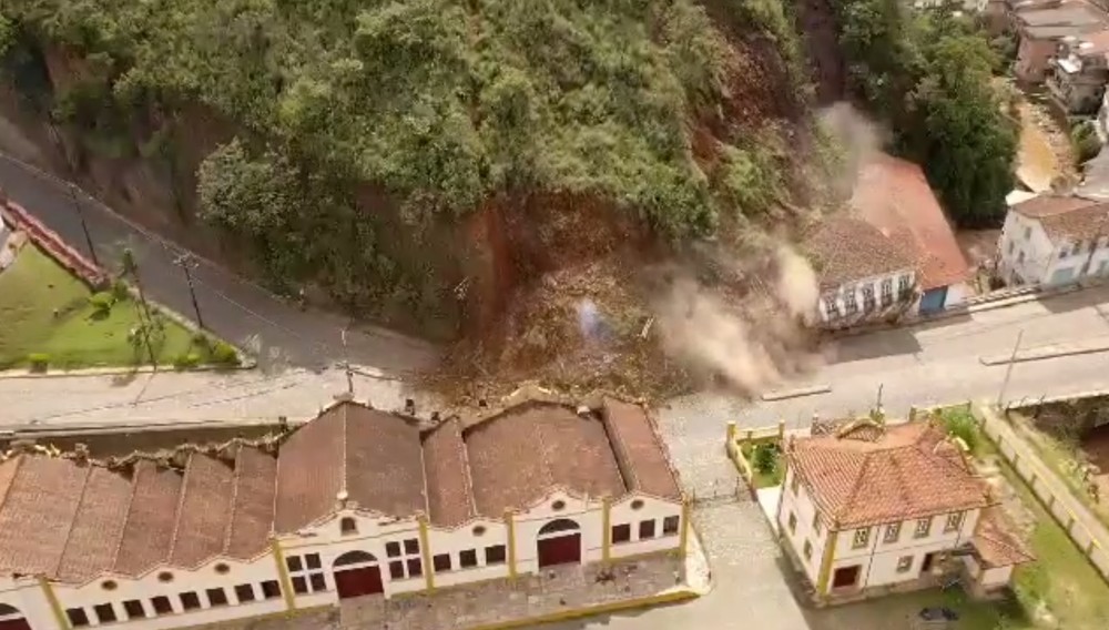 Desastre em MG: deslizamento destrói casarão histórico em Ouro Preto