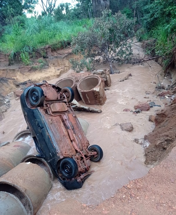 Cratera engole carro em estrada que dá acesso à praia do Caju, em Palmas