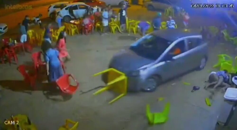 VÍDEO: Motorista invade distribuidora de bebidas e atropela clientes na região norte de Palmas