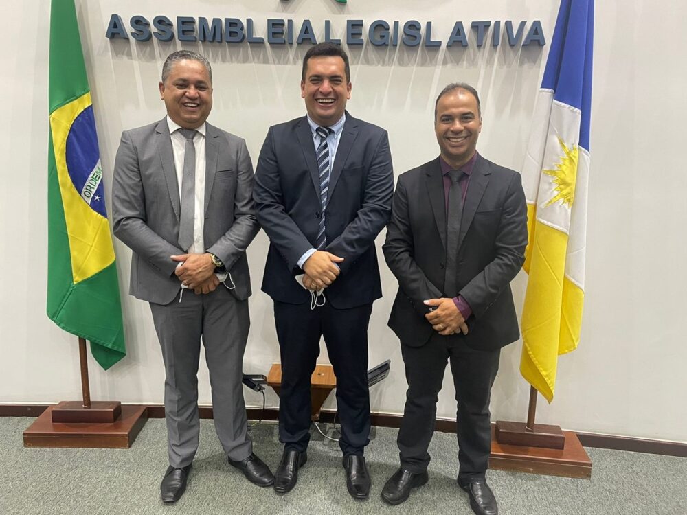 Vereadores Eudes Assis e Filipe Martins prestigiam posse do deputado estadual Gutierres Torquato na Assembleia Legislativa do Tocantins