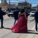 Homens armados param trânsito para 'dama de vermelho' atravessar rua e vídeo repercute nas redes sociais; ASSISTA