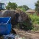 ''A Prefeitura limpa, mas depois voltam a jogar tudo'', diz morador do setor Janaína sobre área verde que virou ponto de descarte clandestino de lixo em Palmas