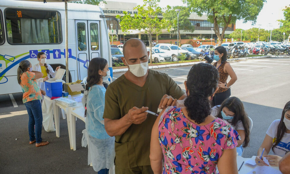 'Busão do Mais Saúde’: servidores recebem vacina contra a Covid-19 na Praça dos Girassóis, em Palmas