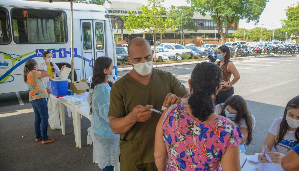'Busão do Mais Saúde’: servidores recebem vacina contra a Covid-19 na Praça dos Girassóis, em Palmas