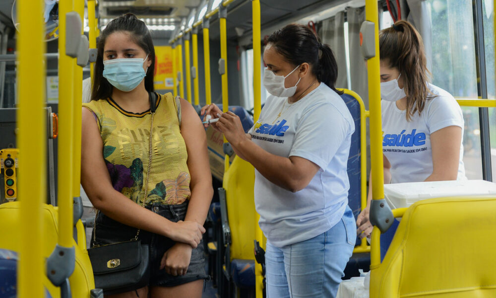 Imunização sim! Busão do Mais Saúde leva vacinação a escolas municipais e aos restaurantes comunitários de Palmas; confira os horários