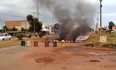 Moradores do Taquari, em Palmas, bloqueiam principal avenida do setor durante protesto; entenda