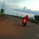 Motociclista supostamente embrigado é flagrado fazendo manobras perigosas na BR-010, em Palmas; ASSISTA
