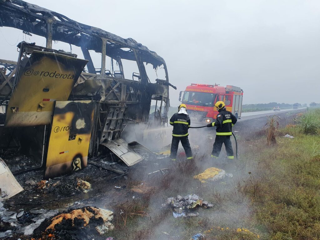 Ônibus com passageiros fica totalmente destruído após pegar fogo na BR-153, entre Aliança e Crixás do Tocantins