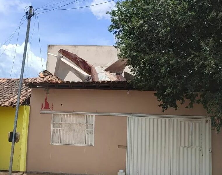 Veja o momento em que avião cai em bairro residencial de Balsas, no Maranhão