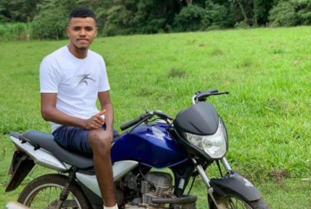 Jovem que estava empinando moto morre ao bater em um caminhão no dia do aniversário de 20 anos, em Porto Nacional