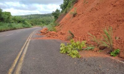 Deslizamento na TO-030 perto do distrito de Taquaruçu, em Palmas, deixa parte da rodovia bloqueada
