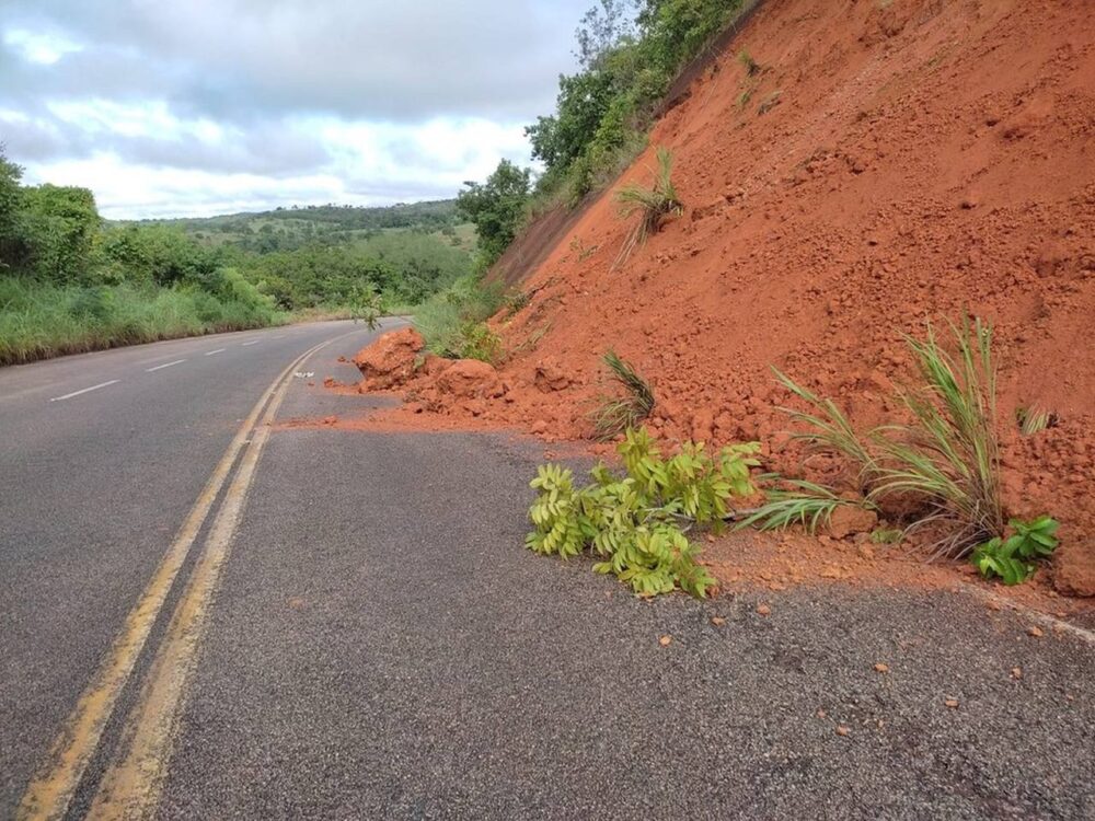 Deslizamento na TO-030 perto do distrito de Taquaruçu, em Palmas, deixa parte da rodovia bloqueada