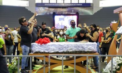 Corpo de Paulinha Abelha é velado em Aracaju e cerimônia é marcada por comoção de familiares e amigos