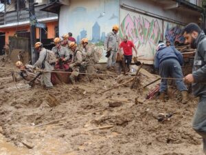 Temporal com deslizamentos deixa 35 mortos e 80 casas destruídas em Petrópolis, no RJ
