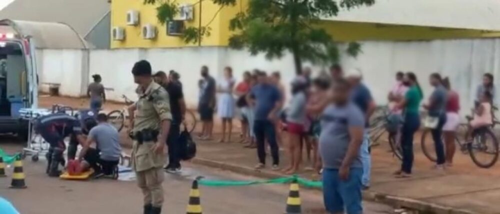 Criança é atropelada por moto e fica ferida na porta de escola da região sul de Palmas; VEJA O VÍDEO