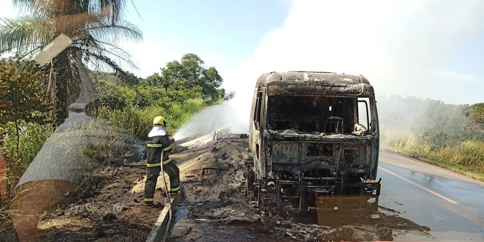 Incêndio na BR-153: Caminhão fica completamente destruído após pegar fogo na rodovia