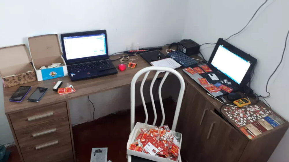 Dois irmãos são presos após polícia encontrar 'laboratório de crimes virtuais' com quase 50 modems
