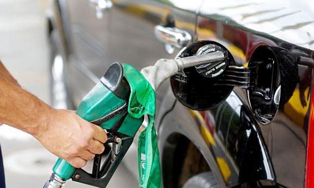 Gasolina volta a ficar mais cara nos postos brasileiros
