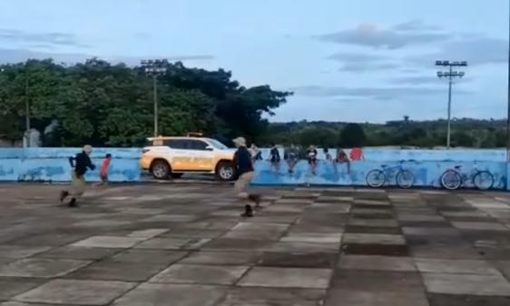 [Vídeo] Policiais Militares surpreendem crianças e brincam com grupo em quadra de Rio dos Bois