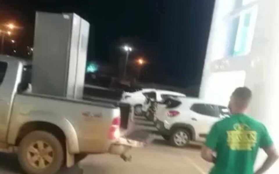 Viralizou! Homem 'joga' geladeira na porta de loja em Palmas após insatisfação; saiba detalhes