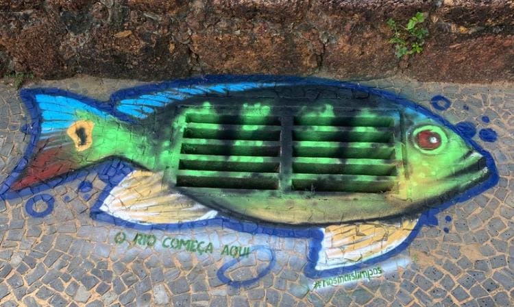 ''O rio começa aqui'': Bueiros da praia da Graciosa ganham pinturas de artistas com mensagens de conscientização para o descarte correto de lixo