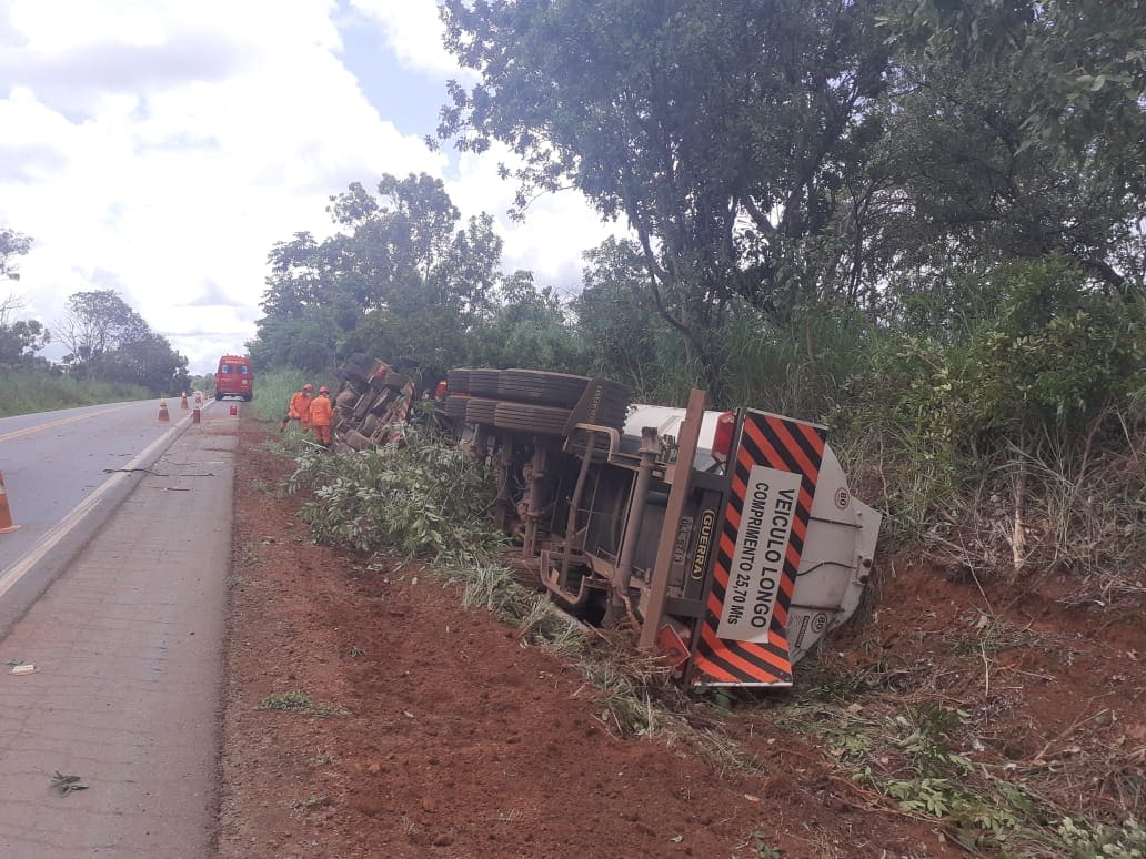 Caminhão com 59 mil litros de diesel tomba na TO-080 entre Palmas e Paraíso