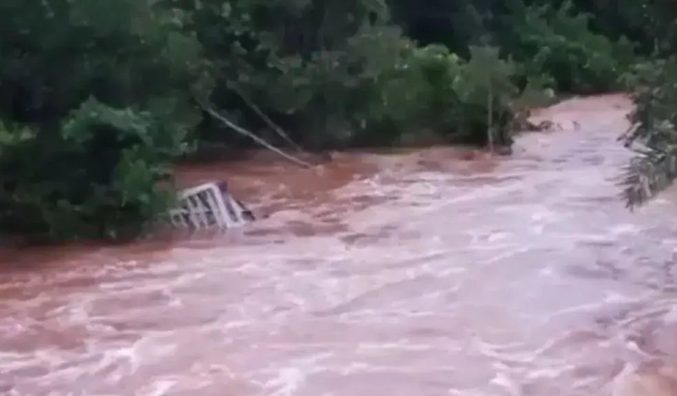 VÍDEO: Caminhão que carregava botijões de gás é engolido por cratera em Palmeiras do Tocantins