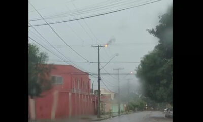 Fios elétricos pegam fogo em um poste na região central de Palmas e deixam mais de 570 pessoas sem energia