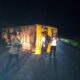 SUSTO: Ônibus escolar tomba na TO-222, zona rural de Araguaína, e deixa duas alunas feridas