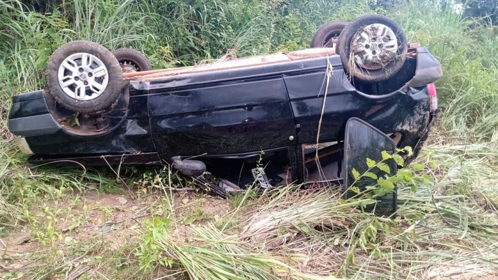 Carro capota na TO-498, zona rural de Jaú do Tocantins, e deixa três pessoas mortas