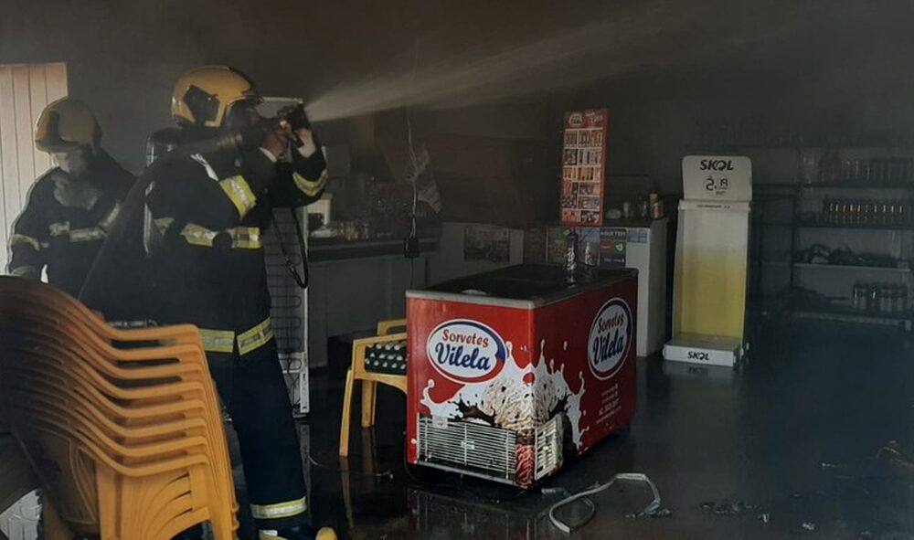 Homem é levado para o hospital após entrar em comércio durante incêndio e inalar grande quantidade de fumaça, em Araguaína