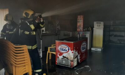 Homem é levado para o hospital após entrar em comércio durante incêndio e inalar grande quantidade de fumaça, em Araguaína