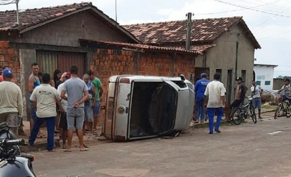 Duas crianças ficam feridas após serem atropeladas por carro descontrolado em Ananás
