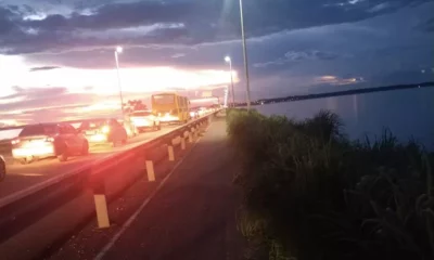 Longa fila de veículos se forma após trânsito ficar parado na ponte que liga Palmas a Luzimangues
