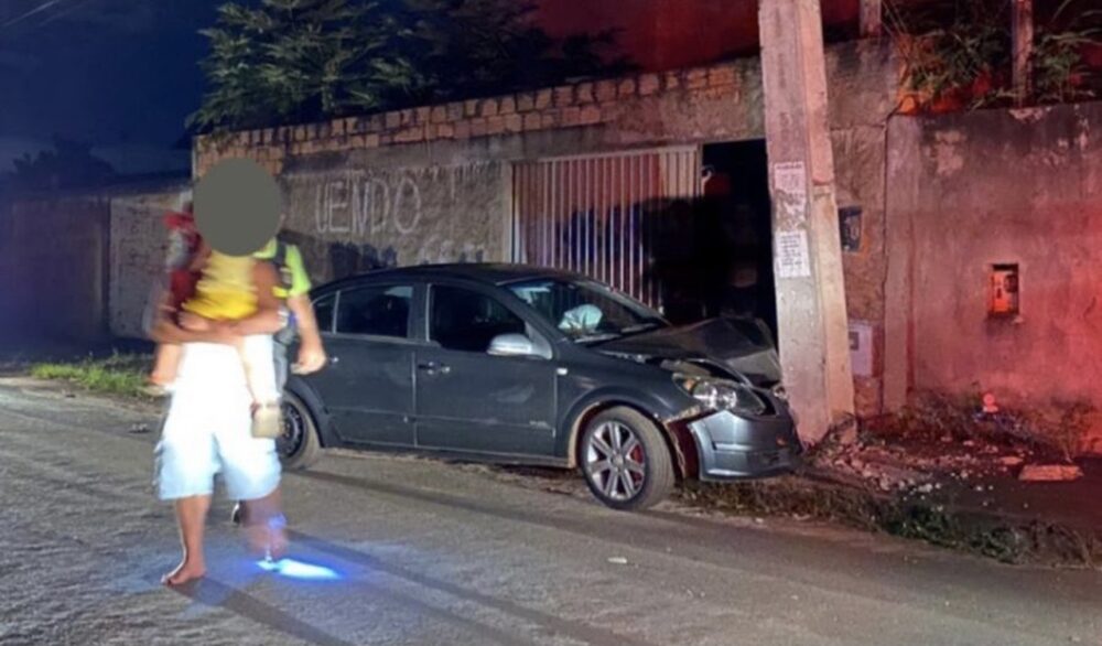 Homem com sinais de embriaguez é conduzido à delegacia após colidir em poste de Palmas; o mesmo estava acompanhado do filho de apenas 4 anos