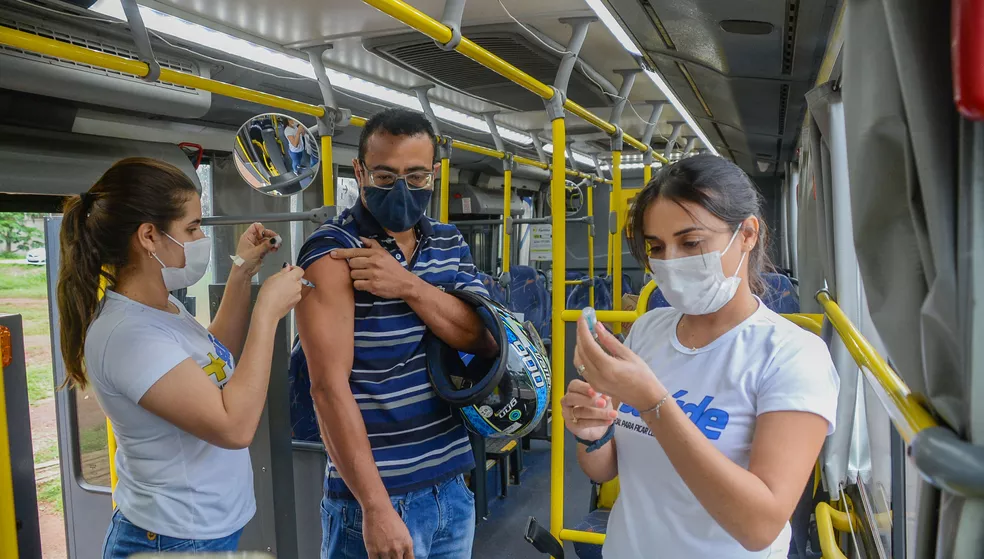 Busão Mais Saúde percorre Av. Teotônio Segurado para vacinar moradores de Palmas contra a Covid e Influenza