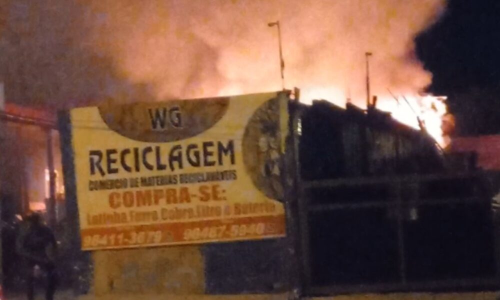 [Vídeo] Empresa de reciclagem pega fogo na região sul de Palmas