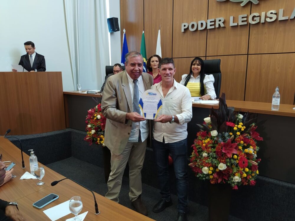 Vereador Jucelino Rodrigues homenageia 'Chumbinho', dono do jornal O Coletivo, pelo Dia do Jornalista na Câmara de Palmas