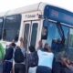 ASSISTA: Vídeo mostra passageiros empurrando ônibus após o veículo cair em um buraco na região Sul de Palmas