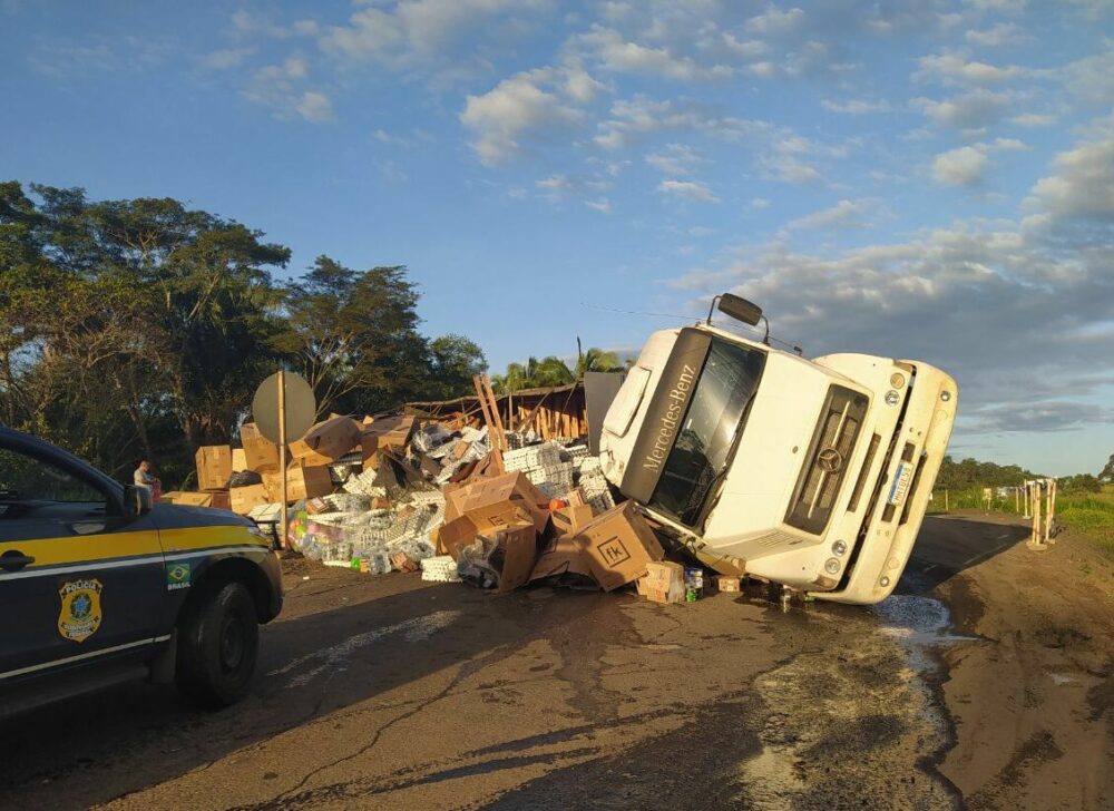 Caminhão tomba e deixa trecho da BR-226 completamente interditado em Palmeiras do TO