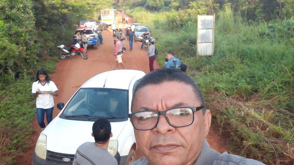 Moradores do Santa Fé rural, em Palmas, realizam manifestação para cobrar reparos na principal via do setor