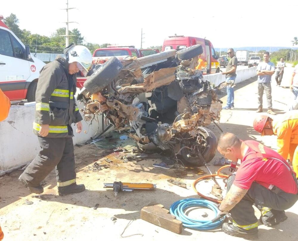 Carro capota em grave acidente na Avenida NS-15, em Palmas, e vítima fica presa nas ferragens