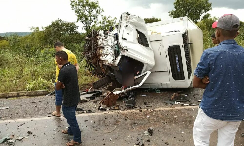Batida entre caminhões deixa um homem morto e outro ferido na BR-153 em Guaraí