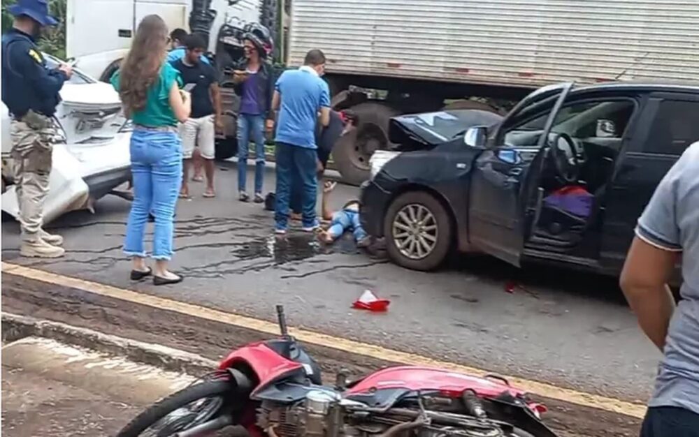 Mulher morre após cair de moto e ser atingida por um carro na BR-153 em Araguaína