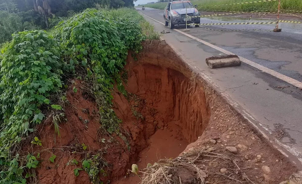 BR-153 interditada: Erosão ameaça engolir trecho da rodovia em Colinas do TO