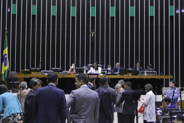 Câmara dos Deputados pode votar MP que cria benefício extra para Auxílio Brasil; saiba mais