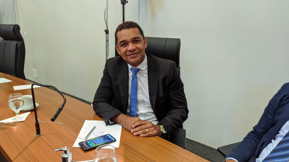 Vereador Waldson da Agesp solicita à prefeitura pavimentação asfáltica e sinalização no estacionamento da ETI Eurídice Ferreira de Mello, no Aureny III