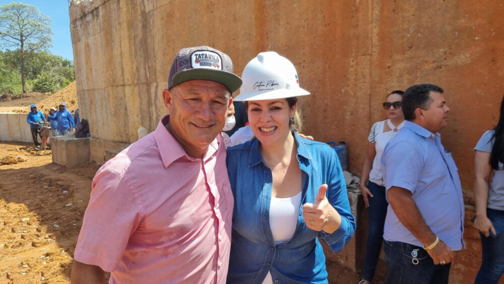Vereador Márcio Reis parabeniza prefeita Cinthia Ribeiro após anúncio de início do asfalto nos bairros Morada do Sol I e III, em Palmas